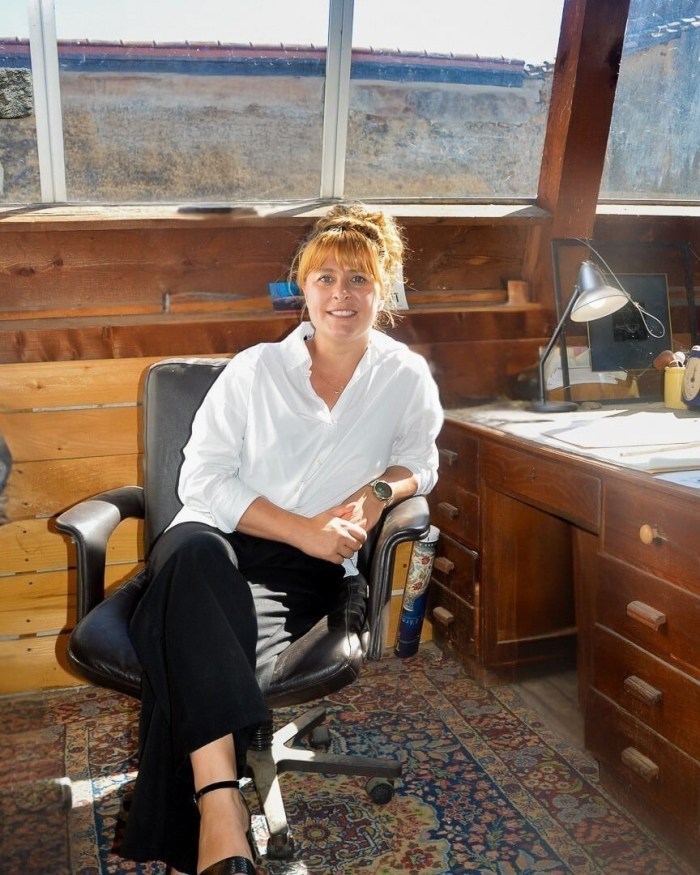 Eva, décoratrice d'intérieur à Pélussin dans le Pilat Rhodanien, dans son bureau