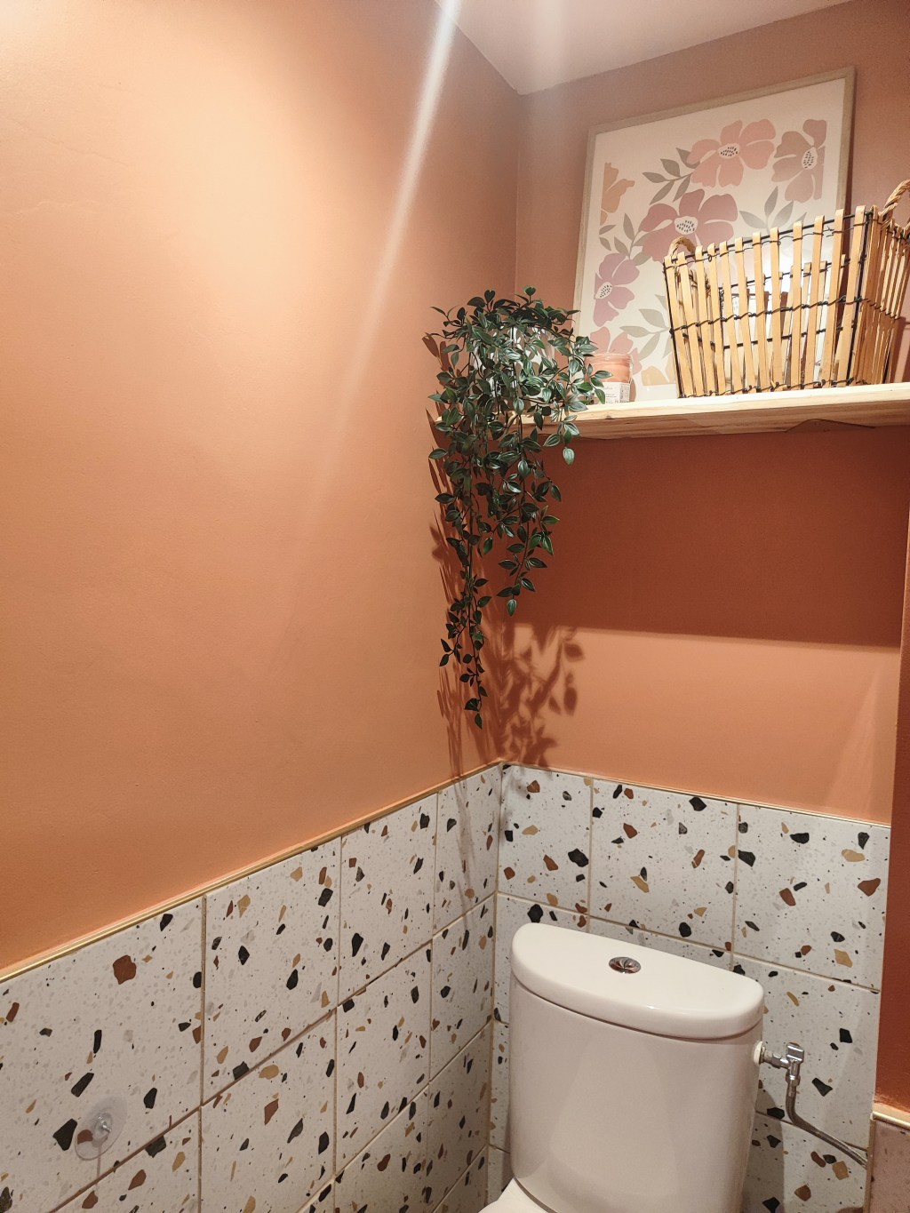 Transformation des toilettes : d’un espace brut à une pièce chaleureuse et&nbsp;élégante