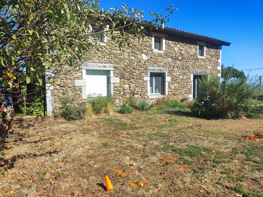 Maison en pierre à Chuyer avant l'aménagement extérieur